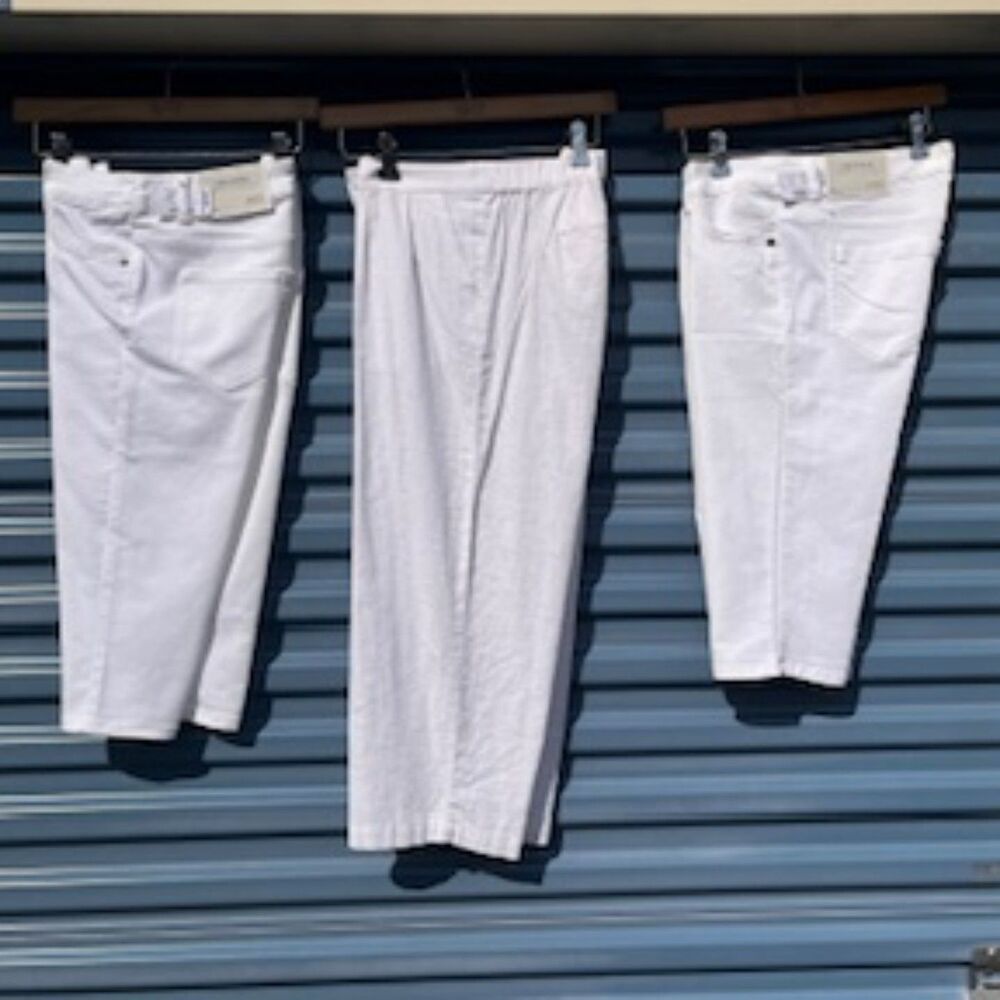 {2} Bermuda Skimmer Shorts Size: 4 Average & Leisure Pants Size: Small {4-6}